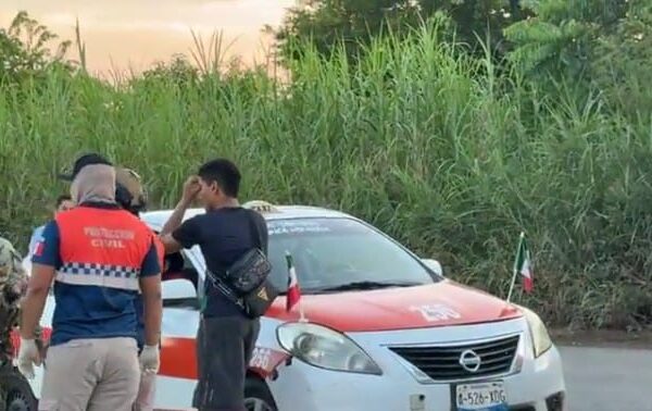 Taxi de Acayucan embiste y lesiona a dos jóvenes que viajaban en una moto